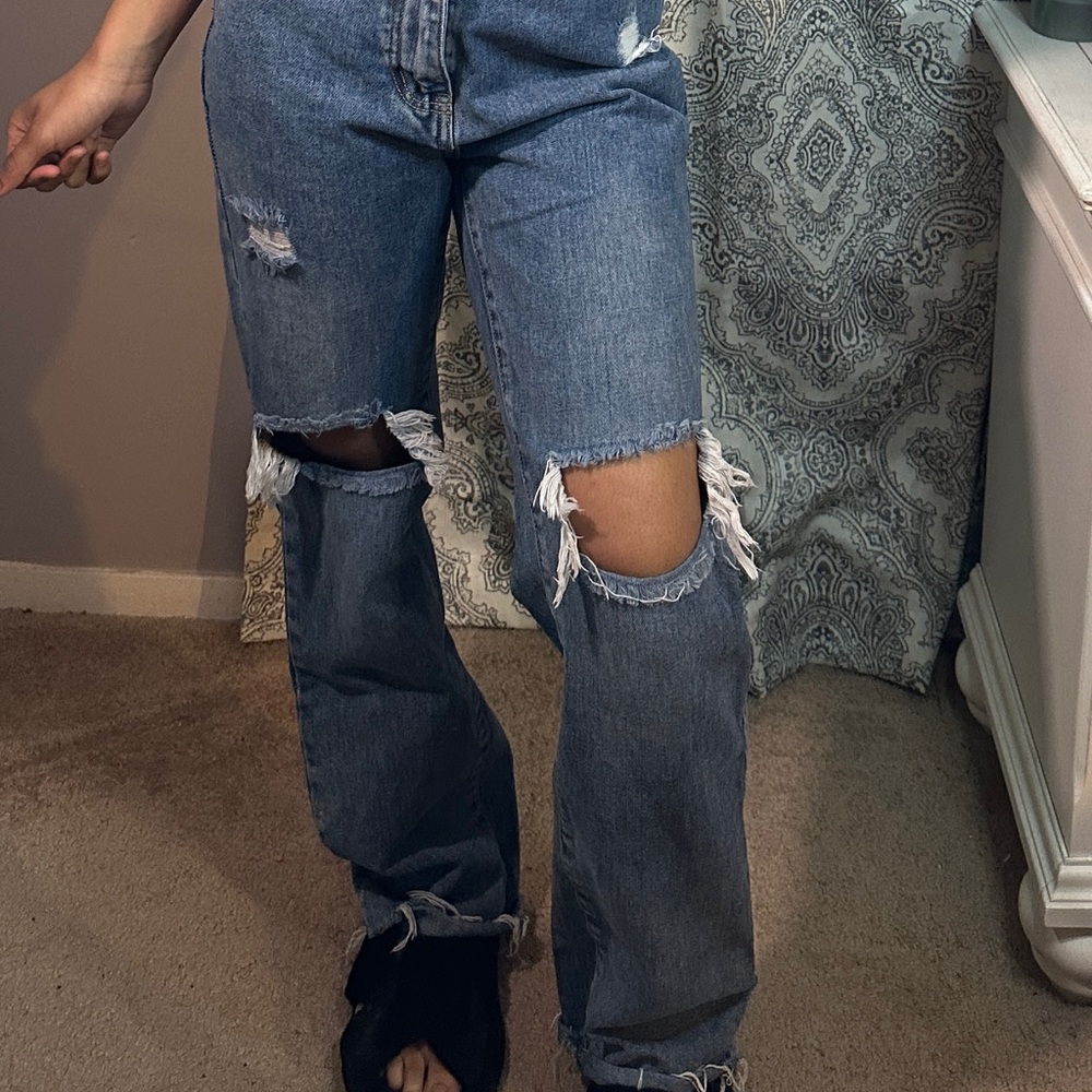 PrettyLittleThing High Rise ripped Jeans - Picture 2 of 4